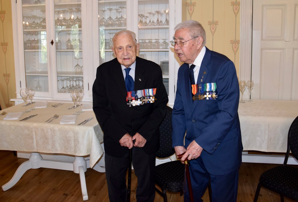 Sotaveteraanit yliluutnantti Ilmari Koppinen ja alikersantti Fazlulla Fethulla palkittiin rajavartioristein.