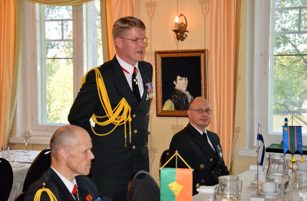 Lippueamiraali Tom Hanénin kiitospuhe sotaveteraaneille. Taustalla tilaisuuden organisaattori komentajakapteeni Juha-Pekka Laitala. Etualalla Rajan Perinneyhdistyksen pj., eversti evp. Tero Kaakinen.