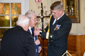 Sotaveteraanit Fazlulla Fethulla ja Ilmari Koppinen vastaanottavat Rajavartioristin. Lippueamiraali Tom Hanén sai kunnian kiinnittää Rajavartioristit.