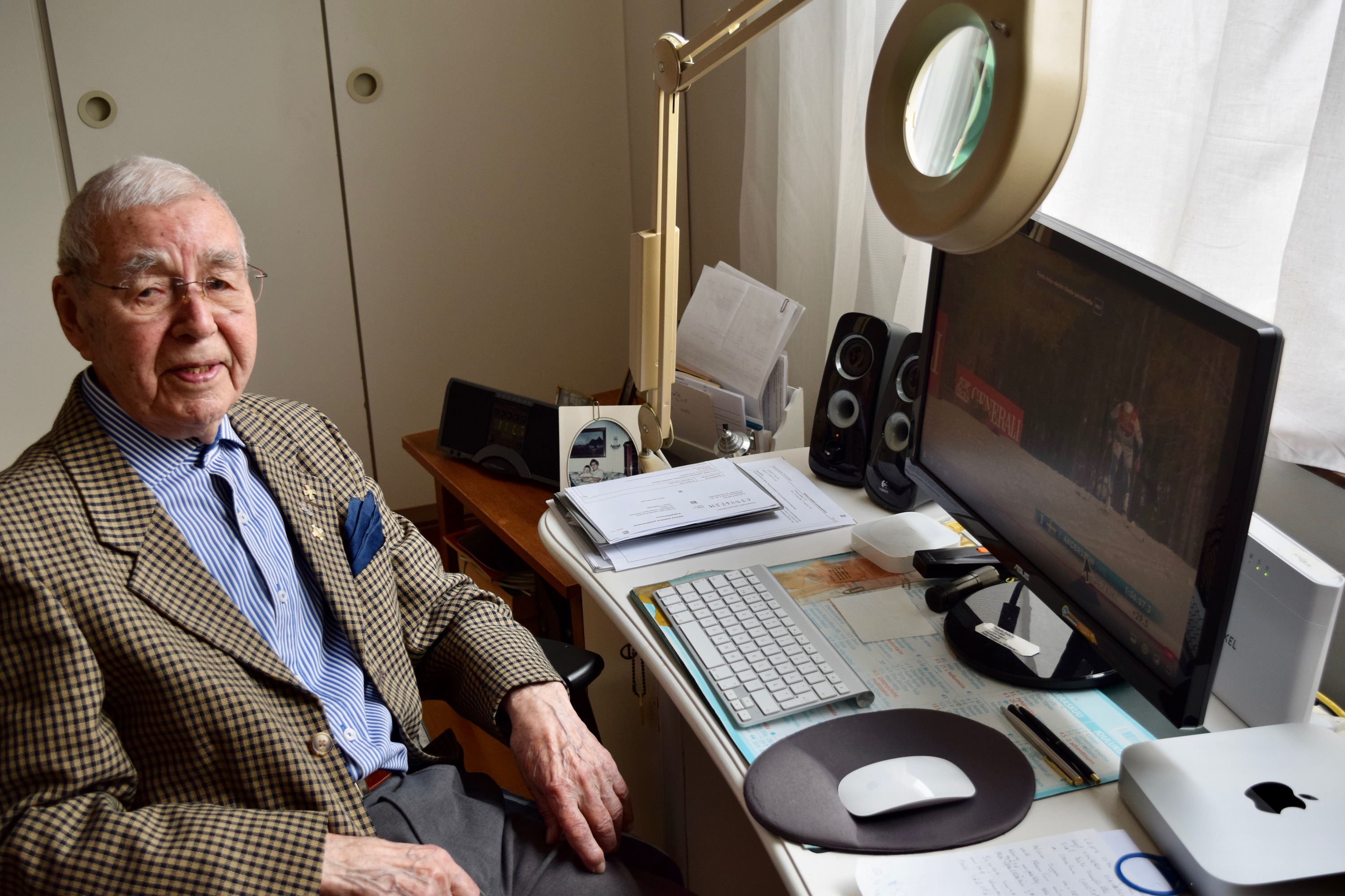 Kunnioitettavan iän saavuttanut raja-alikersantti on sinut tietokoneen kanssa.