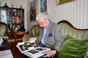 Veteraani Fethulla tutkii RjP 5:n muistoja kotialbumista