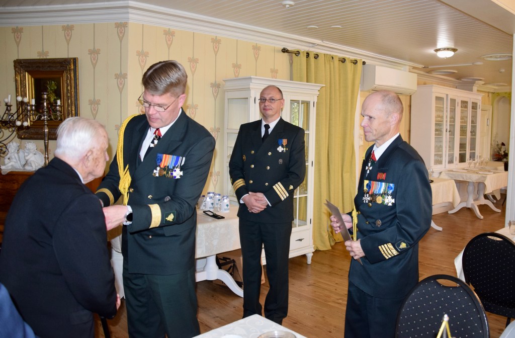 Yliluutnantti Ilmari Koppinen saa Rajavartioristin.