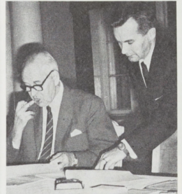 Kenraaliuutnantti Vaala ja luutnantti Pitkänen allekirjoittavat asiakirjoja Helsingin rajamieskillan perustamiskokouksessa vuonna 1965.