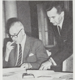 Kenraaliuutnantti Vaala ja luutnantti Pitkänen allekirjoittavat asiakirjoja Helsingin rajamieskillan perustamiskokouksessa vuonna 1965.