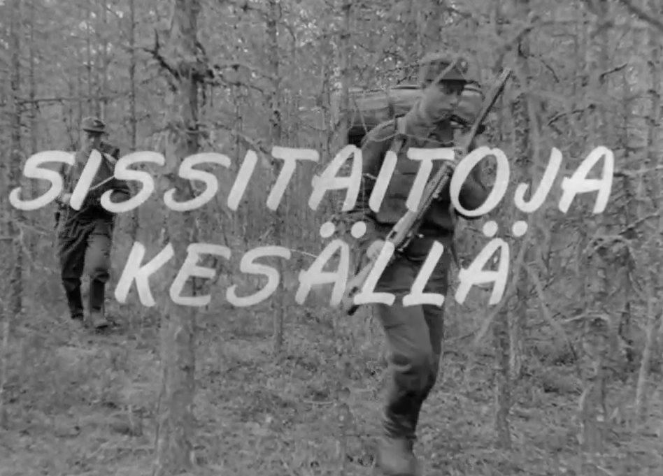 Kaksi sotilasta etenee metsässä kesäolosuhteissa. Kuvassa lukee ”Sissitaitoja kesällä”.