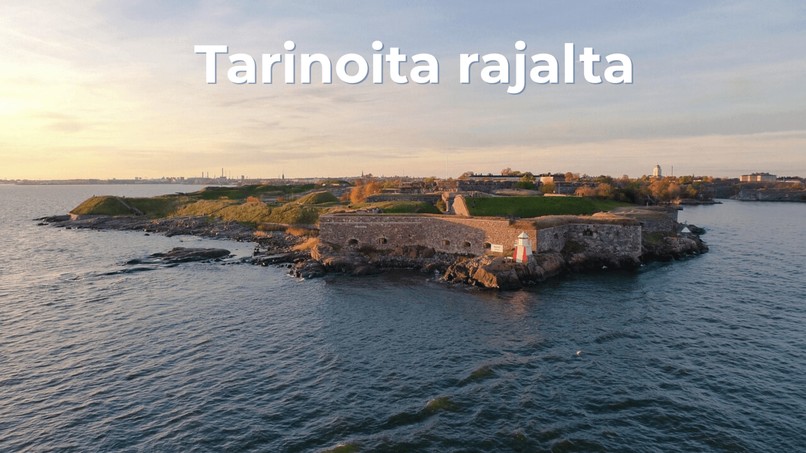 Ilmakuva Suomenlinnan merilinnoituksesta Helsingissä ilta-auringossa