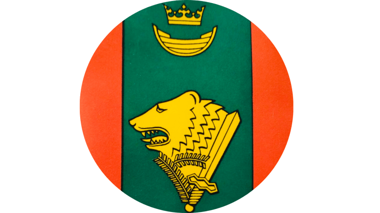 Helsingin Rajakillan tunnus, vihreä-punainen vaakuna jossa keltainen karhunpää ja miekka