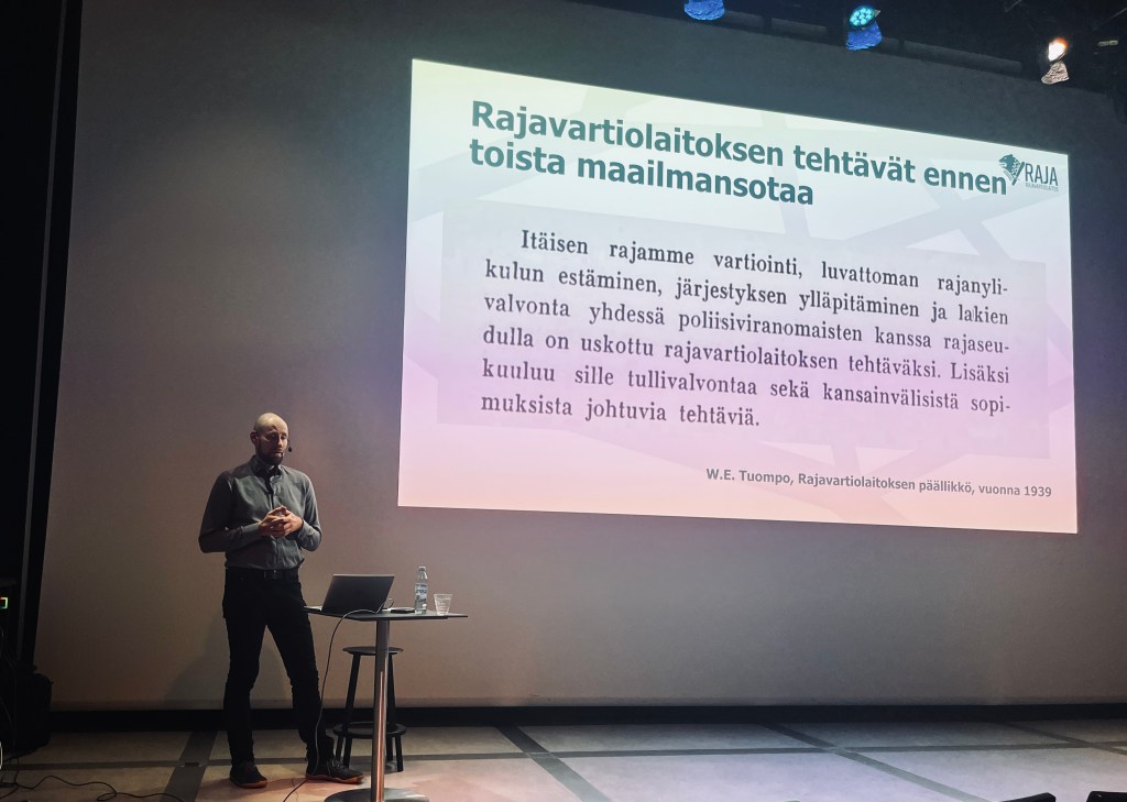 Jani Loijas luennoi Oodissa Rajavartiolaitoksen tehtävistä ennen toista maailmansotaa.