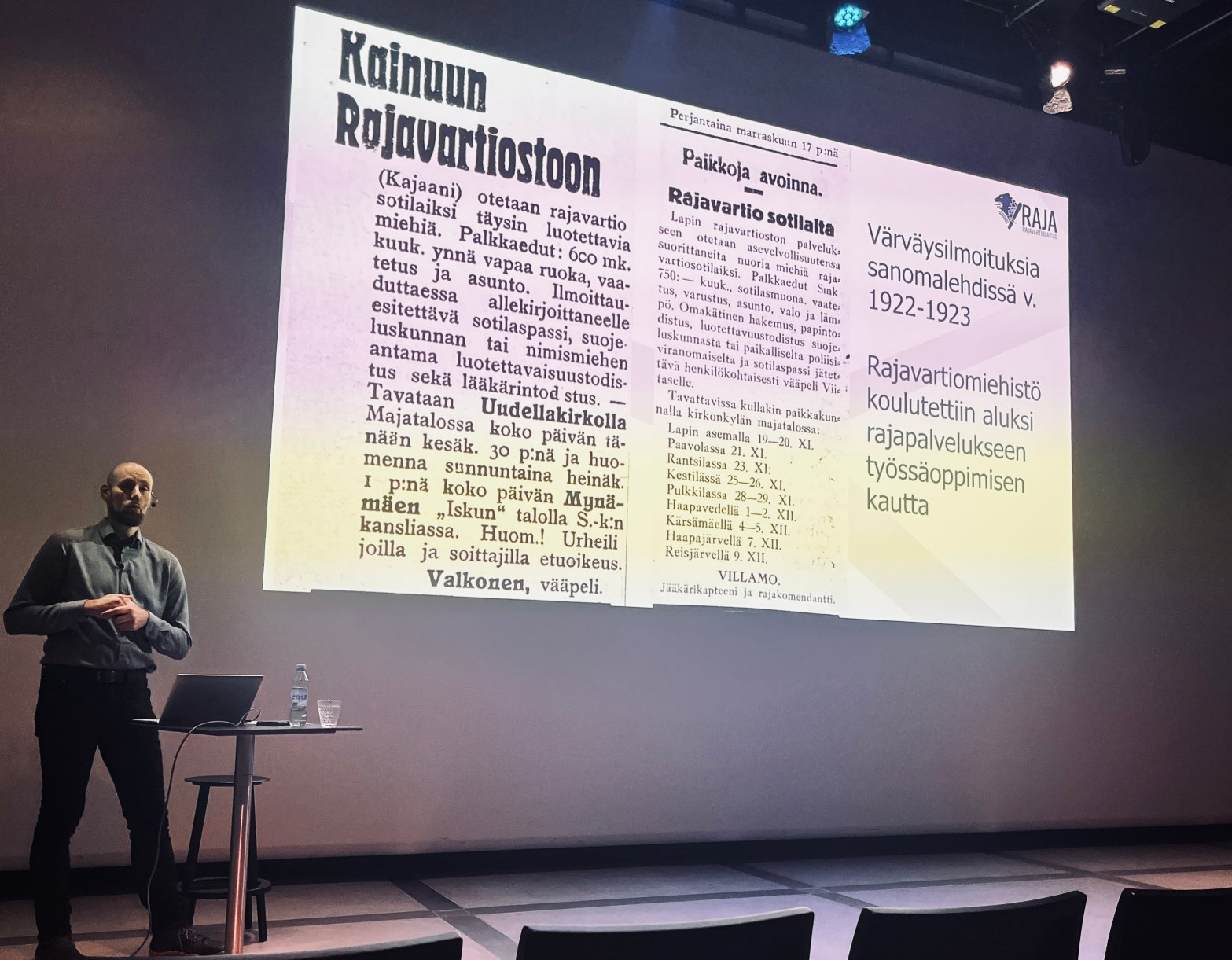 Jani Loijas esittelee Oodissa 1920-luvun lehti-ilmoituksia rajavartioihin värväyksestä.