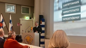 Prikaatikenraali Tuomas Laosmaa pitämässä tilannekatsausta Rajatalolla Helsingin Rajakillan joulukahveilla.