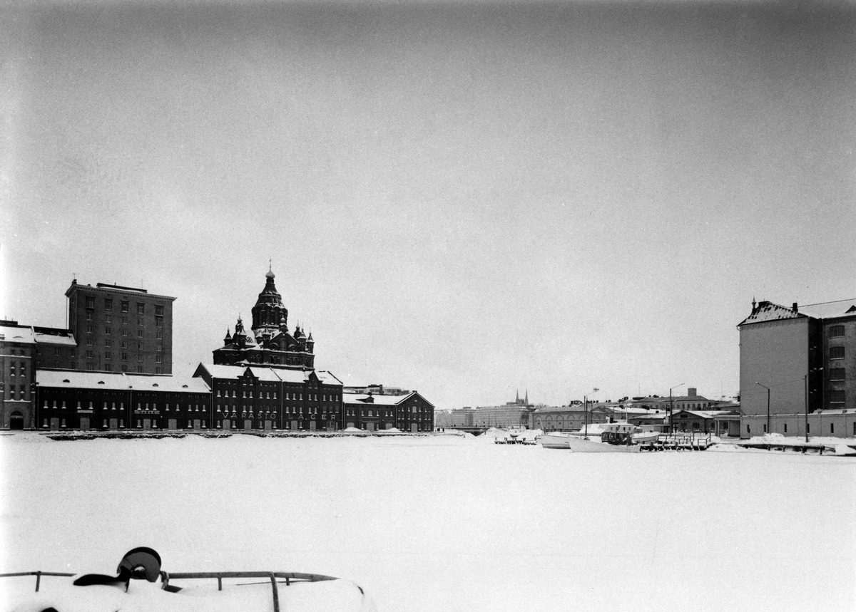 Pohjoissatama talvella 1966; luminen satama-alue, taustalla Katajanokan rakennuksia ja Eteläsatama.