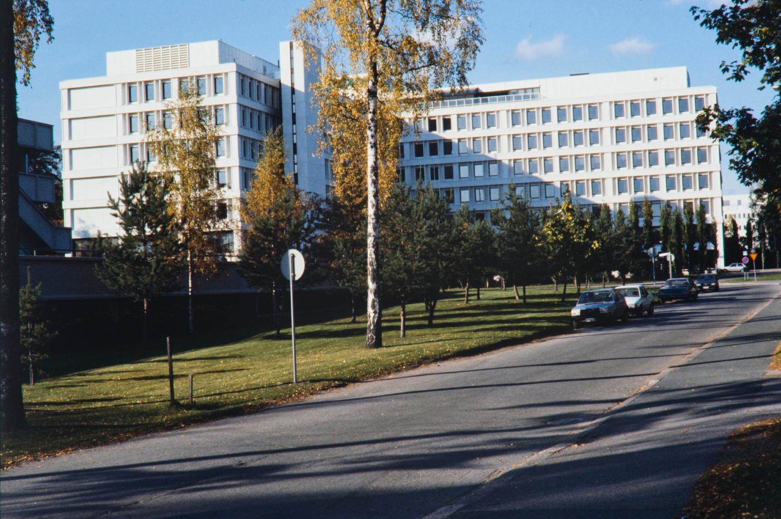 Vakuutusyhtiö Tapiolan pääkonttori Revontulentie 7:ssä Tapiolassa, Espoossa; toimistorakennus ja sen edessä tie ja nurmialue.