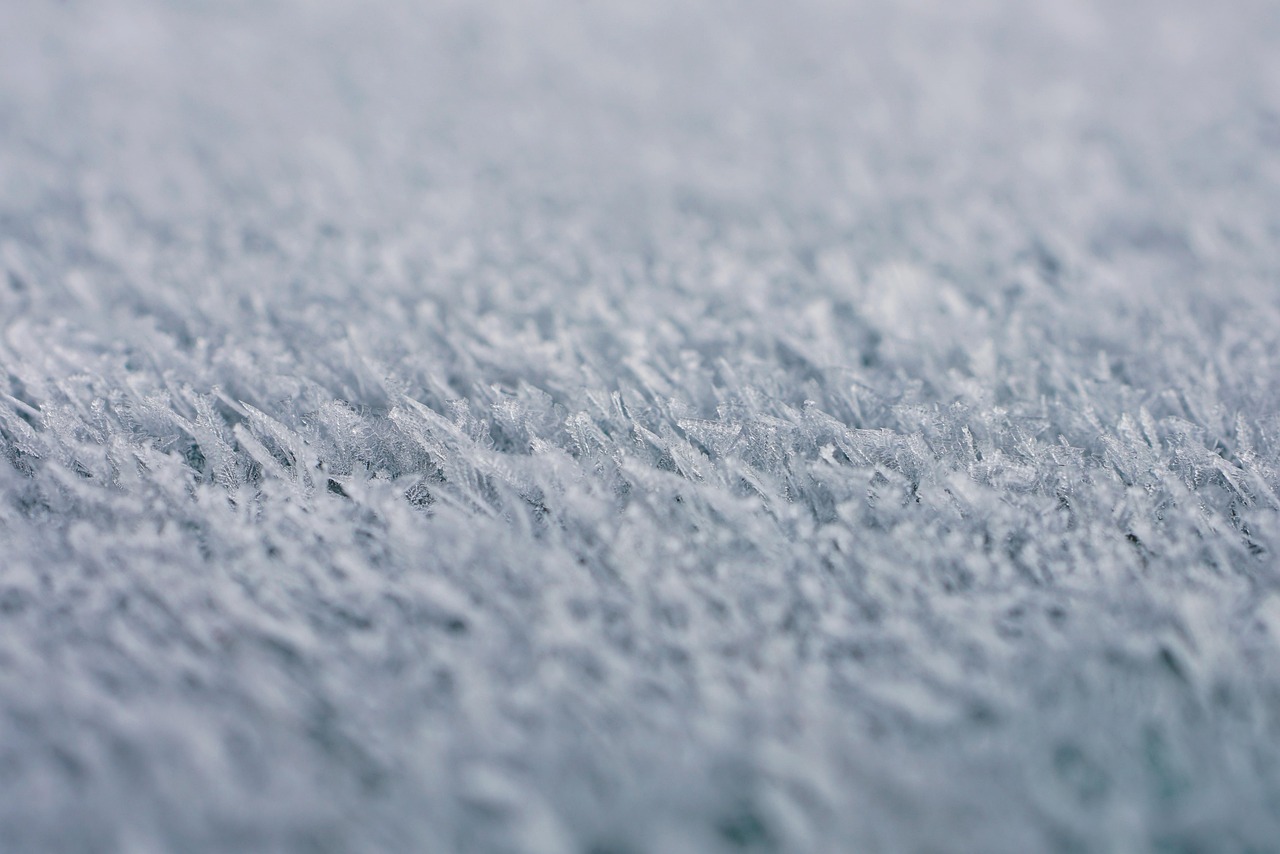 Huurteisia jääkiteitä lähikuvassa.