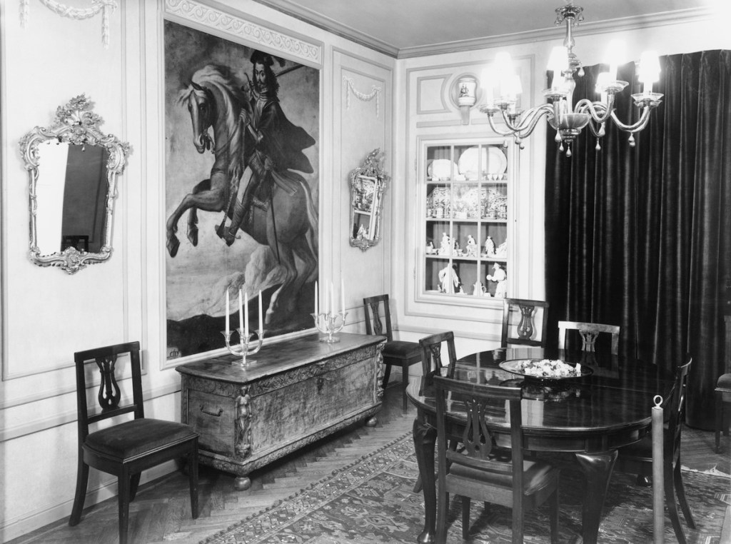 Mannerheim-museon ruokasali Kalliolinnantiellä Helsingissä vuonna 1951.