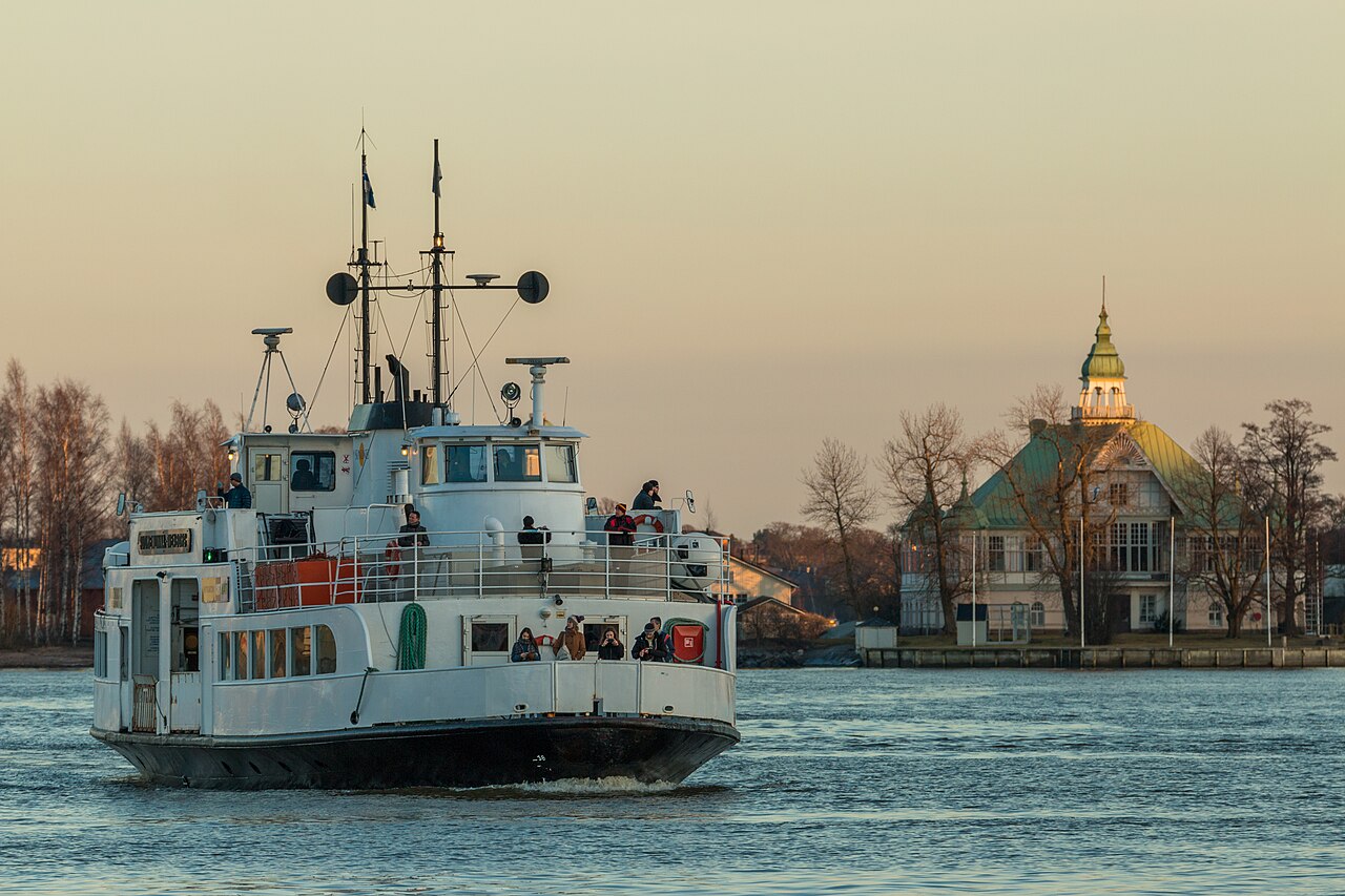 Suomenlinnan lautta merellä