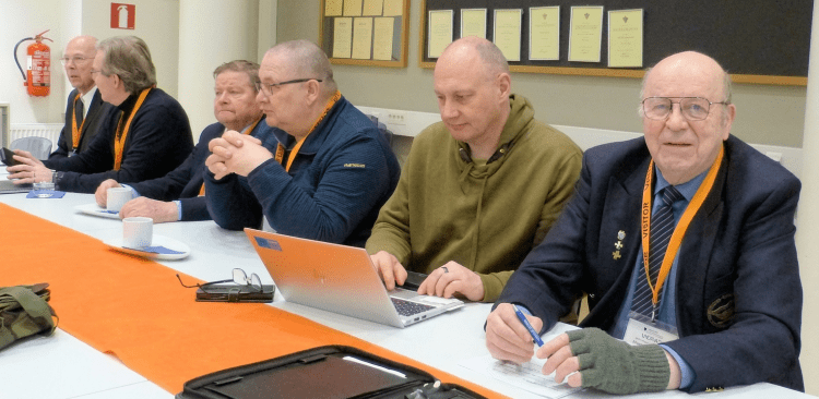 Helsingin Rajakillan edustajia istumassa kokouspöydän ääressä Rajatalolla pidetyssä vuosikokouksessa.